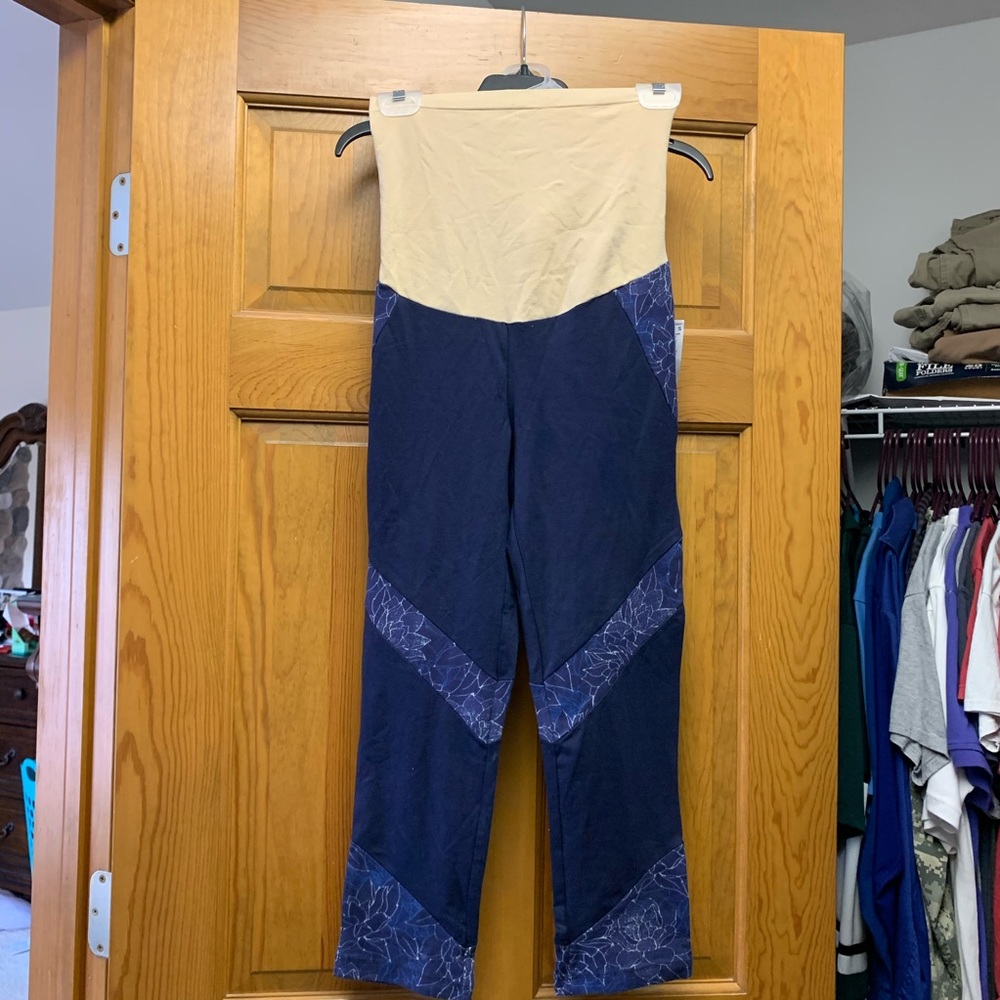 Maternity workout leggings NWT